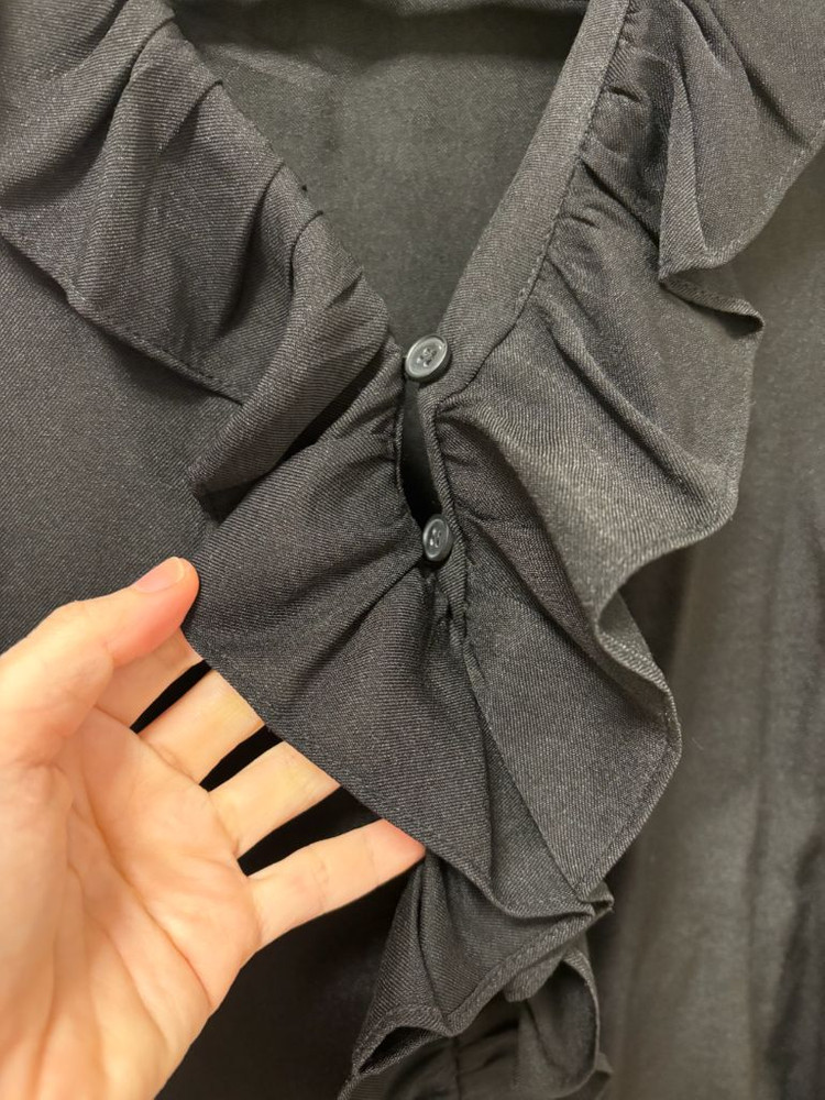 블랙 브이넥 프릴 블라우스--2