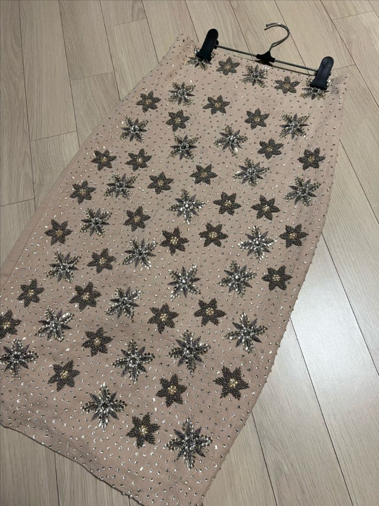 우테르케 전체 큐빅 비즈 자수 롱스커트 플라워 펜슬 치마 베이지 하객룩 연말룩 행사 생일파티룩 이미지