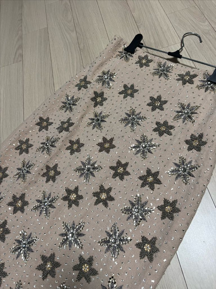 우테르케 전체 큐빅 비즈 자수 롱스커트 플라워 펜슬 치마 베이지 하객룩 연말룩 행사 생일파티룩 이미지