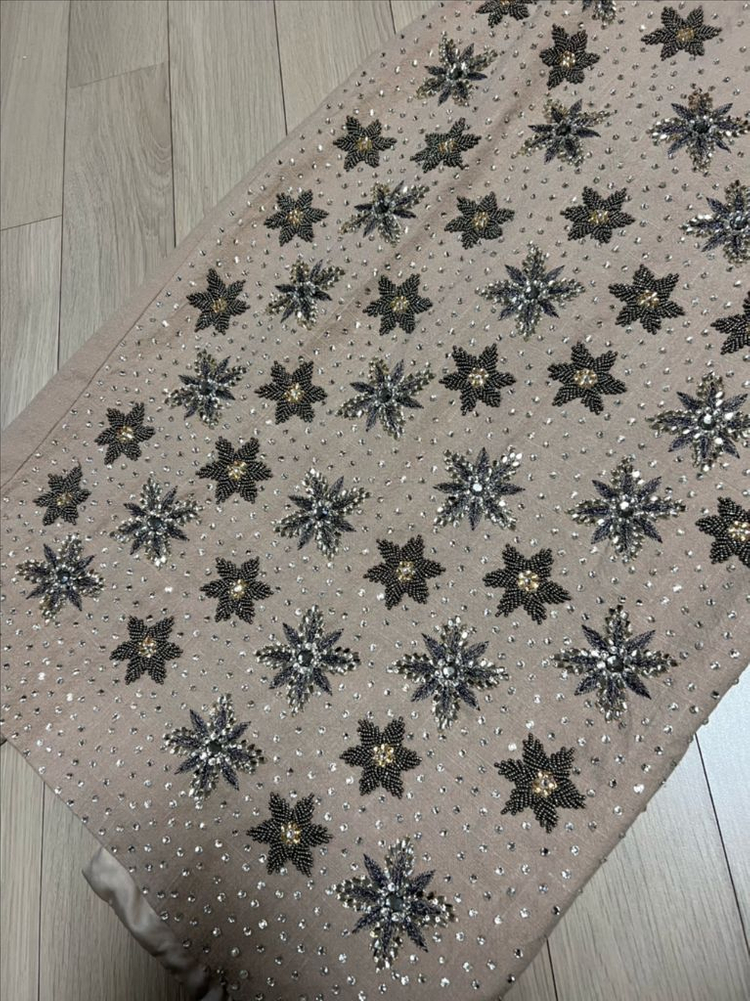 우테르케 전체 큐빅 비즈 자수 롱스커트 플라워 펜슬 치마 베이지 하객룩 연말룩 행사 생일파티룩 이미지