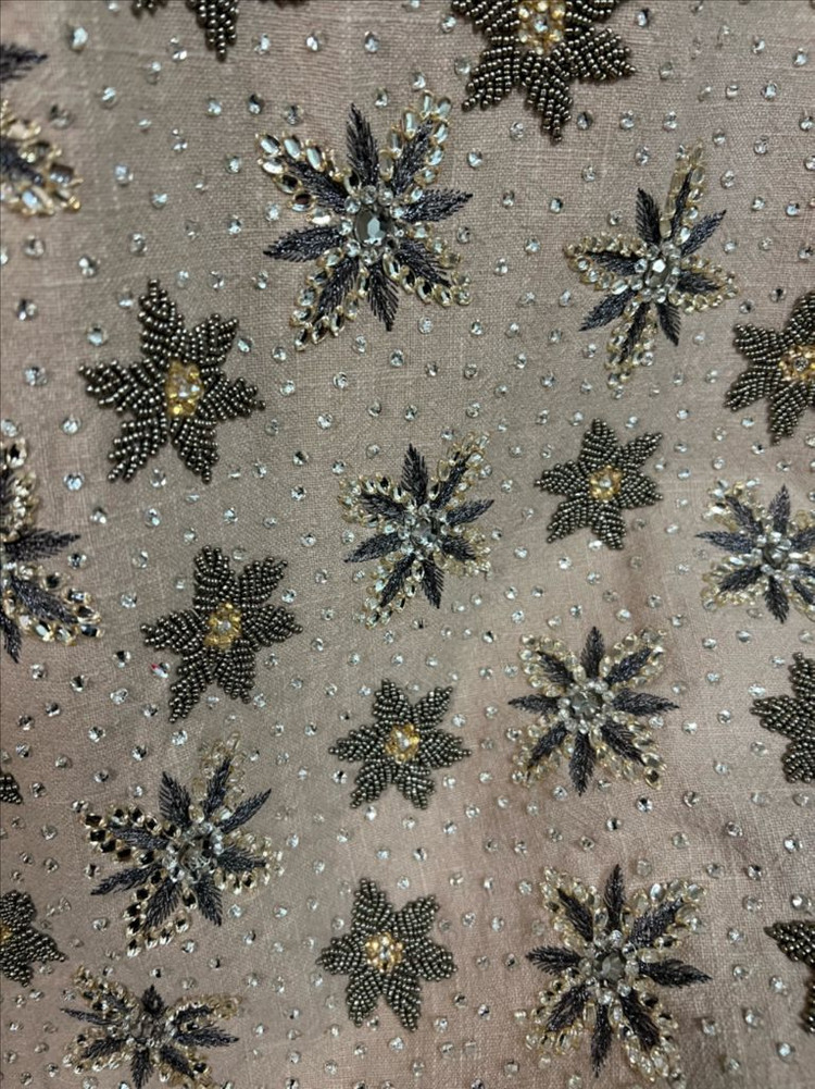 우테르케 전체 큐빅 비즈 자수 롱스커트 플라워 펜슬 치마 베이지 하객룩 연말룩 행사 생일파티룩 이미지