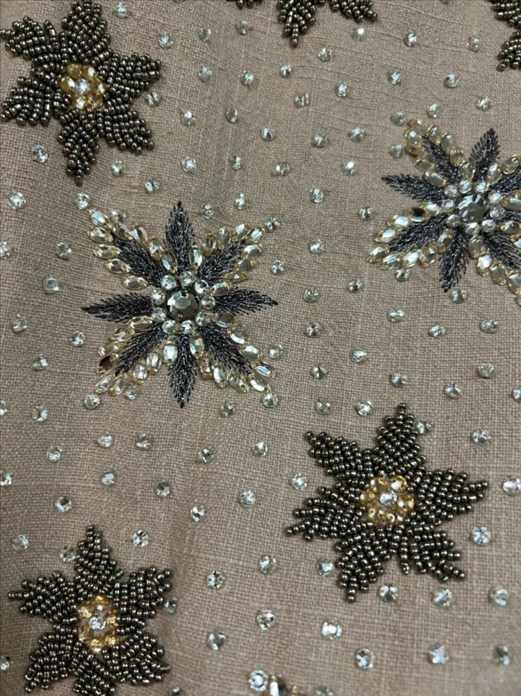 우테르케 전체 큐빅 비즈 자수 롱스커트 플라워 펜슬 치마 베이지 하객룩 연말룩 행사 생일파티룩 이미지