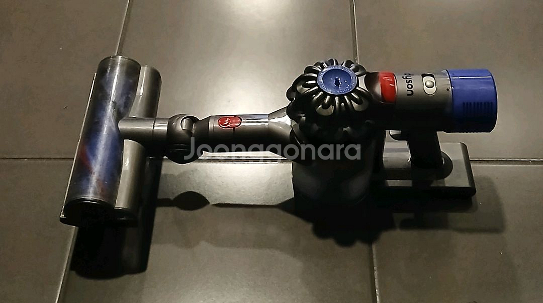 다이슨 SV10/V8 무선청소기 본체+배터리+카페트 브러쉬 팝니다--1