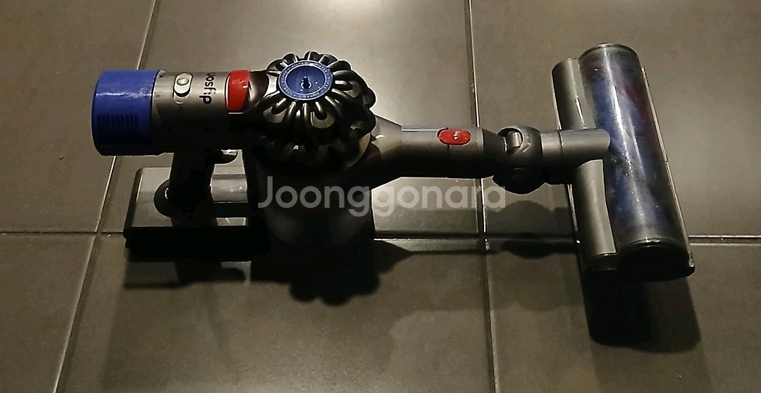 다이슨 SV10/V8 무선청소기 본체+배터리+카페트 브러쉬 팝니다--2