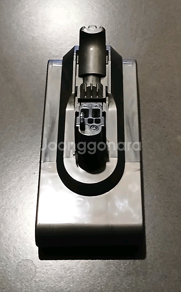 다이슨 SV10/V8 무선청소기 본체+배터리+카페트 브러쉬 팝니다--5