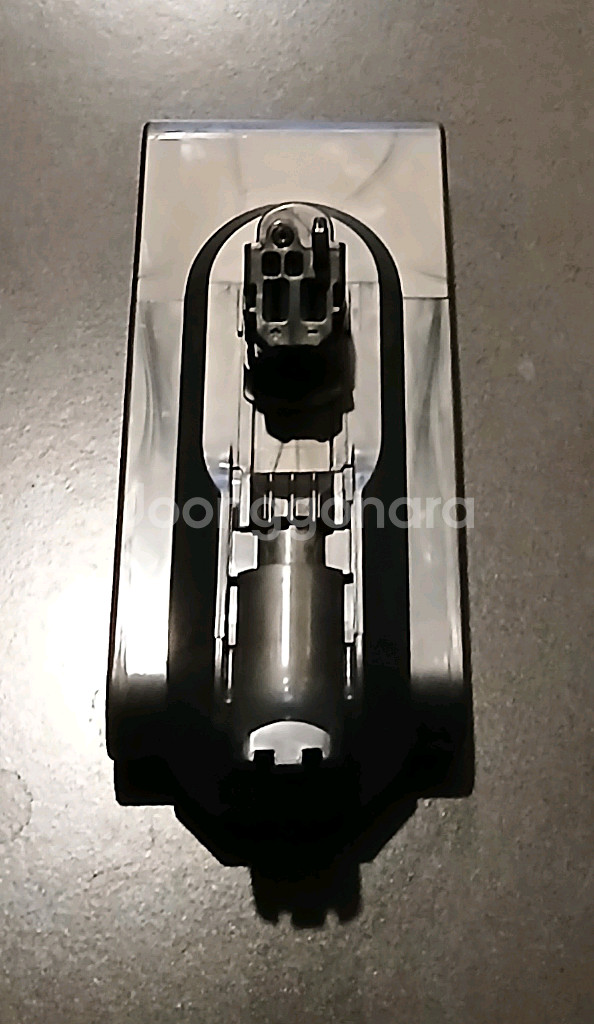 다이슨 SV10/V8 무선청소기 본체+배터리+카페트 브러쉬 팝니다--6