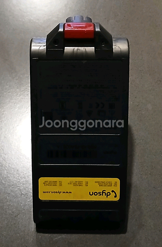 다이슨 SV10/V8 무선청소기 본체+배터리+카페트 브러쉬 팝니다--7