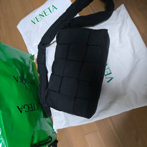 보테가베네타 패티드태크 맥시 카세트백