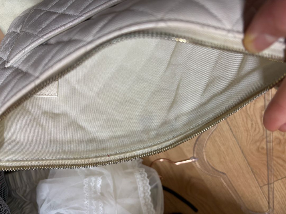 샤넬 캐비어 뉴미듐 클러치 화이트 금장--2