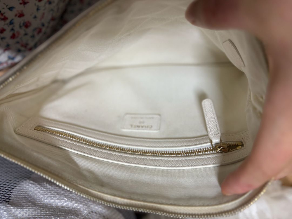 샤넬 캐비어 뉴미듐 클러치 화이트 금장--4