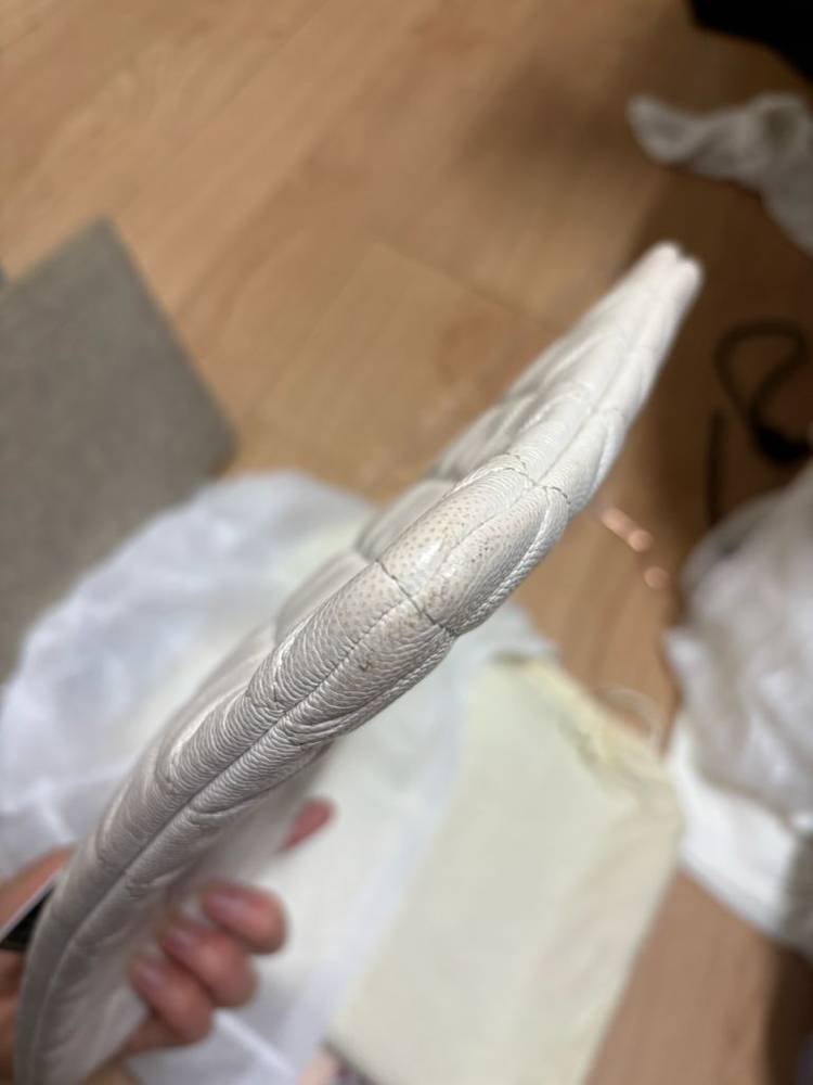 샤넬 캐비어 뉴미듐 클러치 화이트 금장--5