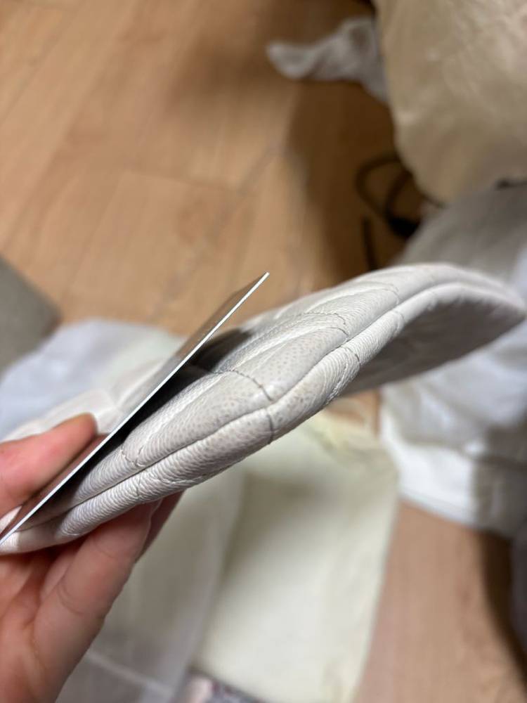 샤넬 캐비어 뉴미듐 클러치 화이트 금장--6