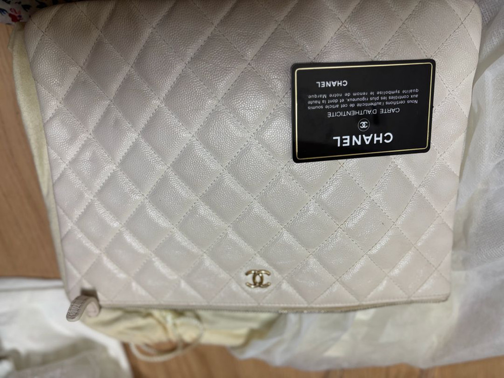 샤넬 캐비어 뉴미듐 클러치 화이트 금장--7