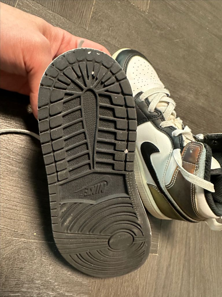 나이키 에어 조던 1 미드 히트리액티브 220mm 이미지