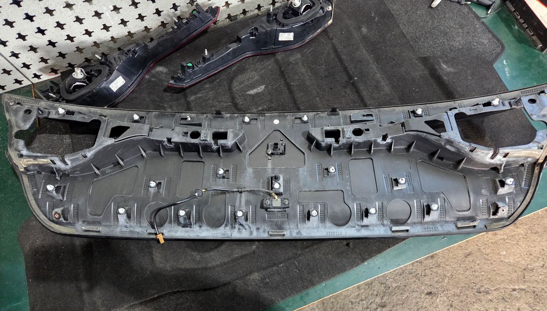 르노삼성 SM6 트렁크 패널 판넬 & 후미등 셋트 팝니다 이미지