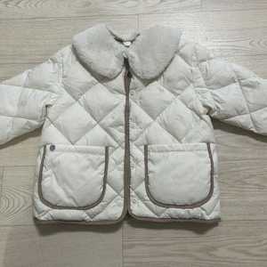 아이보리 퀼팅 퍼 카라 점퍼. 블루독 100 덕다운 경량패딩