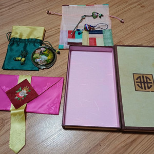 예단 상자와 (비단봉투, 자개거울, 귀이개, 복주머니)