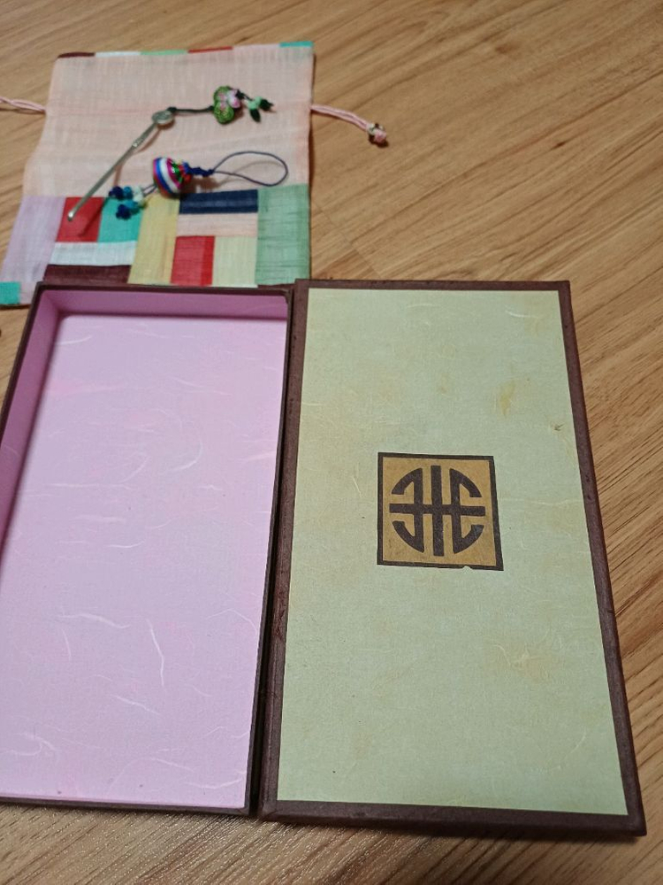 예단 상자와 (비단봉투, 자개거울, 귀이개, 복주머니)--1