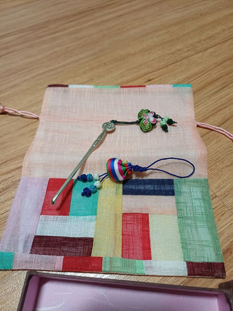 예단 상자와 (비단봉투, 자개거울, 귀이개, 복주머니)--2