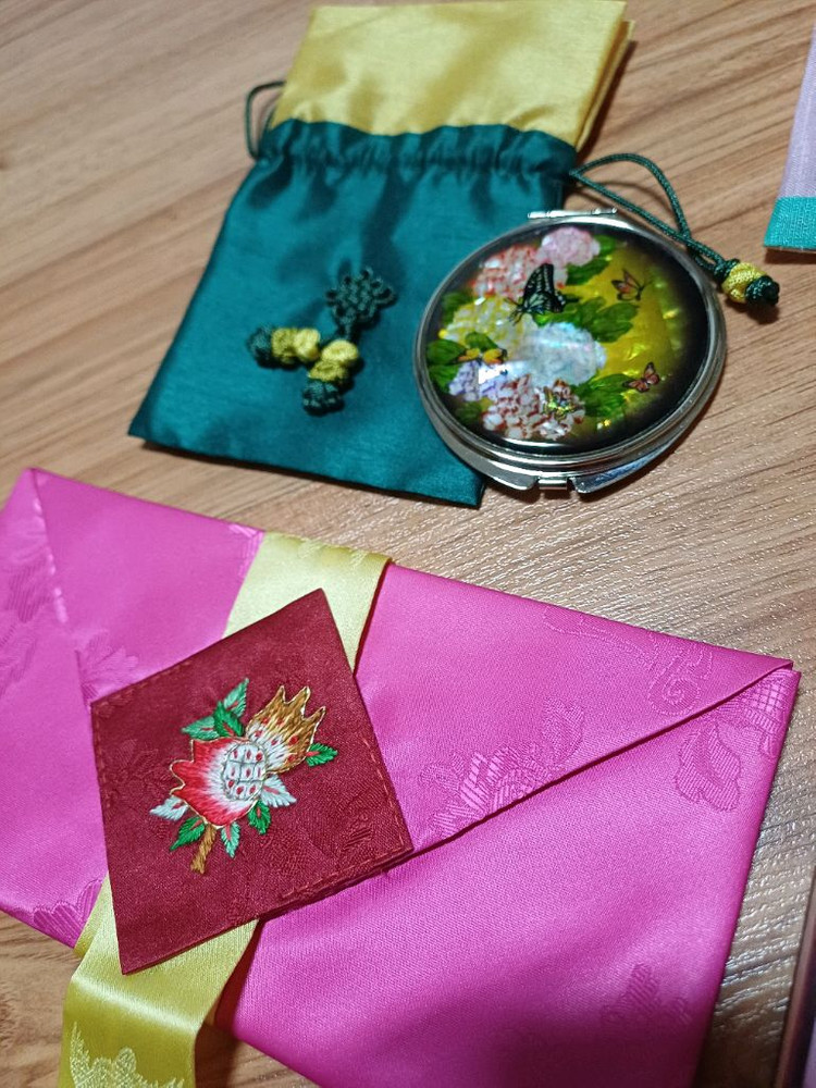 예단 상자와 (비단봉투, 자개거울, 귀이개, 복주머니)--3