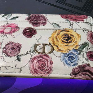 크리스찬 디올의 플로릴레지오 명함지갑