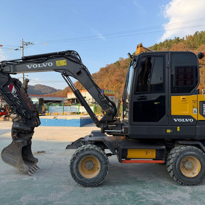 중고굴삭기매매 볼보 EW60E 회전링크 코끼리집게 2022년식 4160시간 타이어굴삭기 이미지
