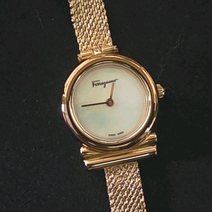 페라가모 간치니 금장 자개판 쿼츠 여성시계