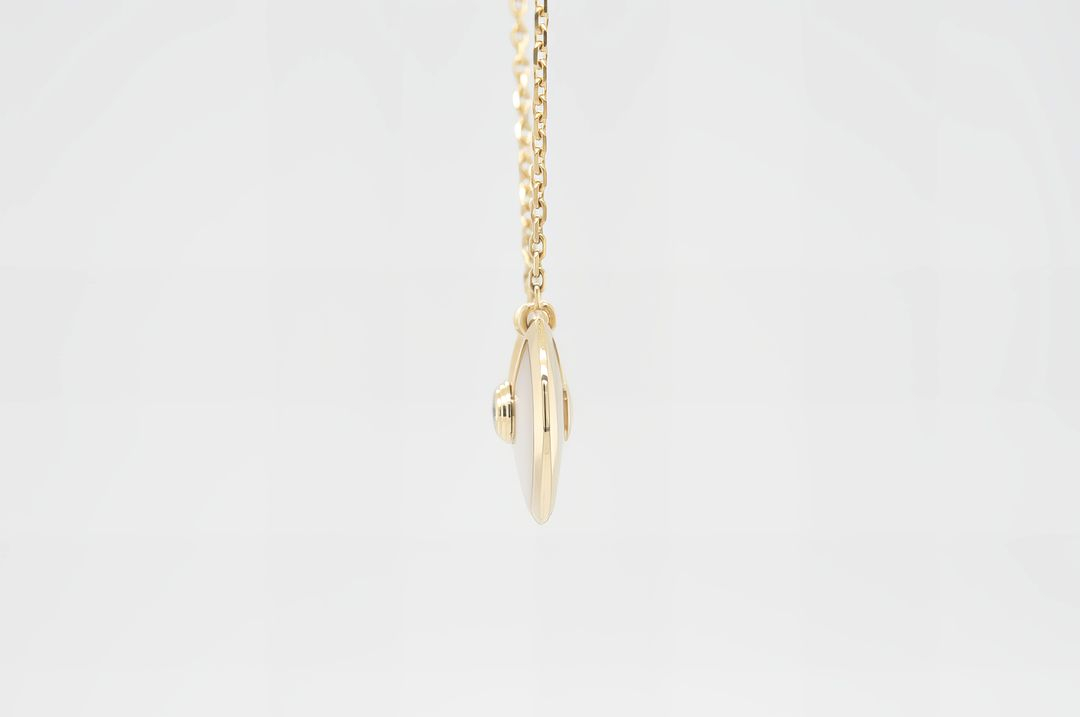 까르띠에 아뮬레뜨 드 까르띠에 천연자개 다이아몬드 18K 옐로우골드 펜던트 목걸이 3.0g 이미지