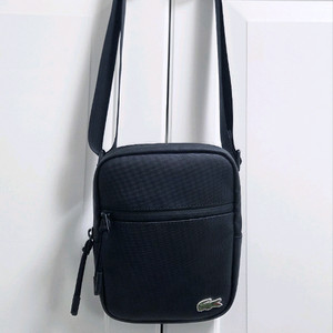 라코스테 크로스백 판매합니다.