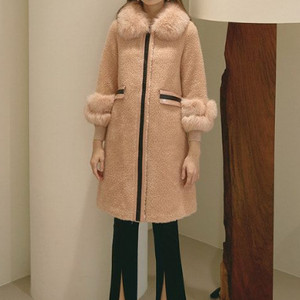 에스블랑 윤진이 무스탕 핑크컬러 이미지