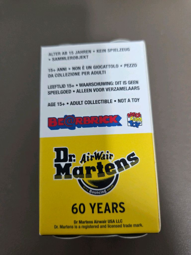 베어브릭 100% 닥터마틴 60주년기념 판매 이미지