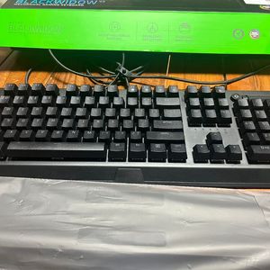 레이저 블랙위도우 V3 리니어 게이밍 키보드 녹축 풀배열 풀박스 팝니다