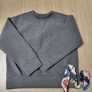 여성 회색 맨투맨