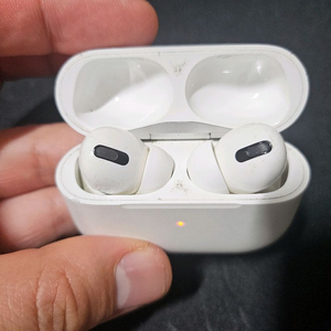애플 에어팟 프로 1세대 판매합니다-