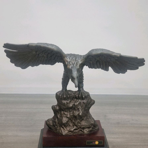 아주깔끔하고. 고급스러운 독수리 브론즈. 한점 판매합니다