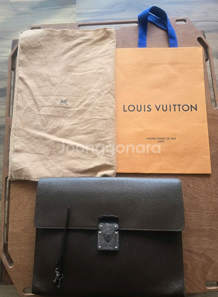 (가격인하) 정품 루이비통 타이가 라귀토 도큐먼트 슬림 서류 가방 클러치백--0