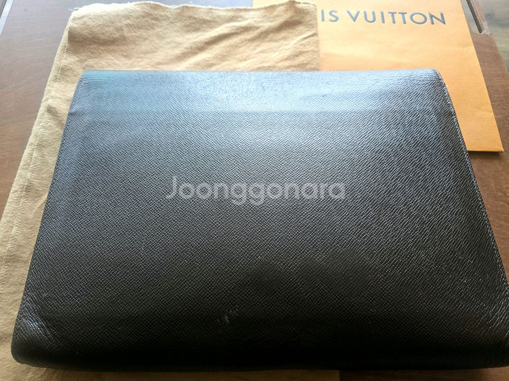 (가격인하) 정품 루이비통 타이가 라귀토 도큐먼트 슬림 서류 가방 클러치백--2