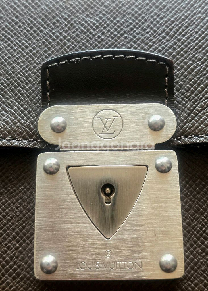 (가격인하) 정품 루이비통 타이가 라귀토 도큐먼트 슬림 서류 가방 클러치백--3