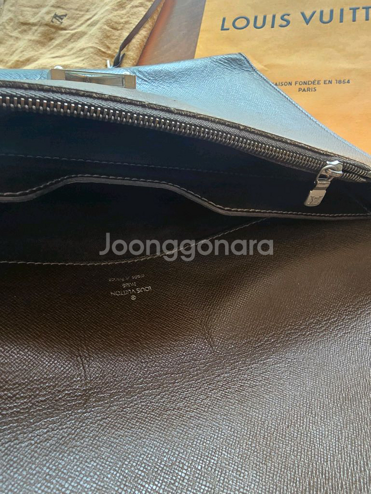 (가격인하) 정품 루이비통 타이가 라귀토 도큐먼트 슬림 서류 가방 클러치백--6