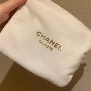 연말룩에 딱인:)샤넬 뷰티 파우치