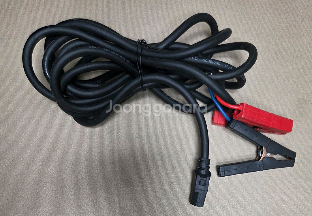 전원공급장치에 프러그를 연결해서 사용하는 점프선 케이블--1