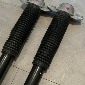 싼타페 mx5 리어 순정 쇼바(55307p6000) 2개 팝니다.