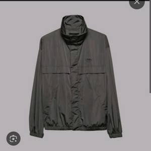 프라다 테크니컬 자켓(새상품)페브릭자켓 하이넥아노락수트바람막이패딩 자켓블루종바람막이블루종 구찌루이비통디올에르메스프로