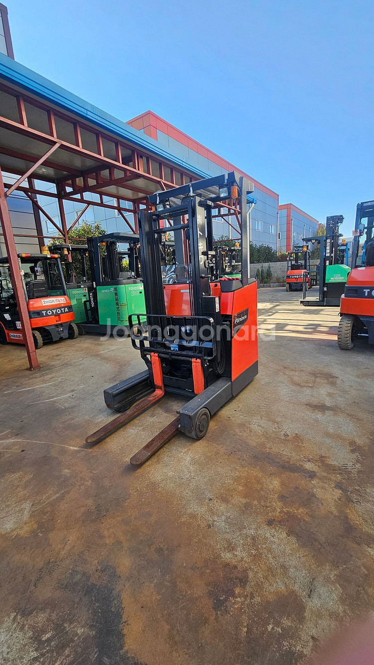 최신형 2018년식 토요타 8FBR14 입식 1.5톤 전동지게차 3M 680만--1