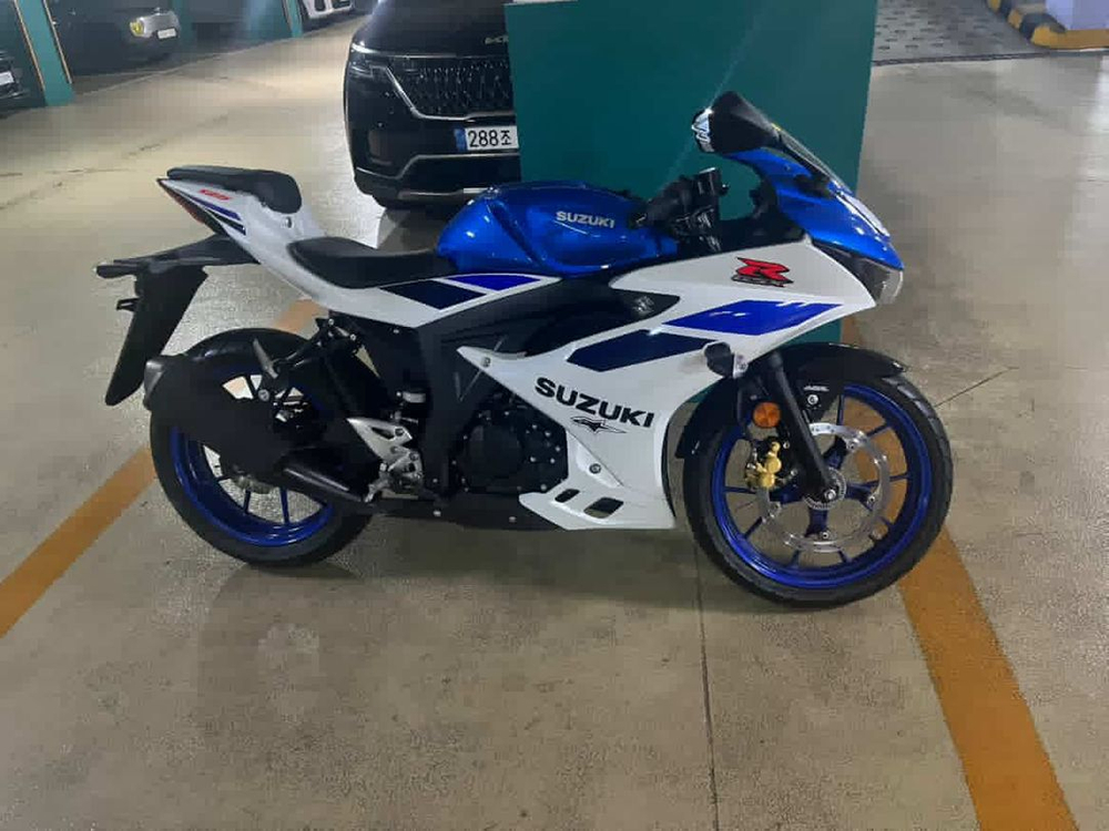스즈키 GSX-R125 오토바이 이미지