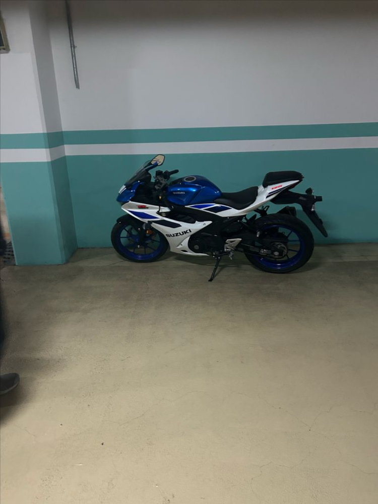 스즈키 GSX-R125 오토바이 이미지