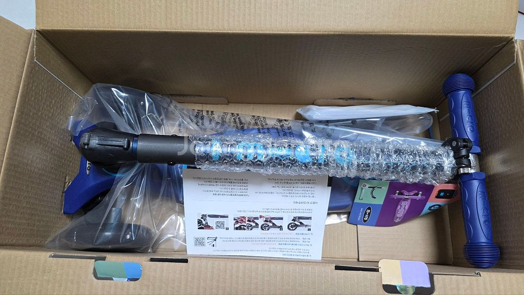 마이크로킥보드 맥시T 폴더블 디럭스 LED 네이비 새것 팔게요--1