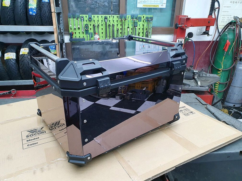 티탄블랙 알루미늄탑박스 85리터 신품 판매합니다 이미지