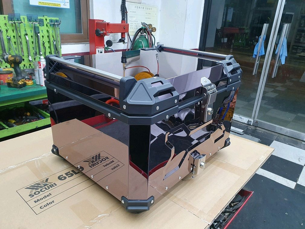 티탄블랙 알루미늄탑박스 85리터 신품 판매합니다 이미지