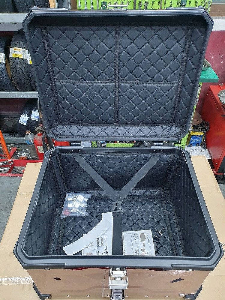 티탄블랙 알루미늄탑박스 85리터 신품 판매합니다 이미지